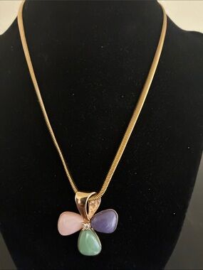 Vintage Avon Flower Pendant on 18” gold plated herringbone necklace